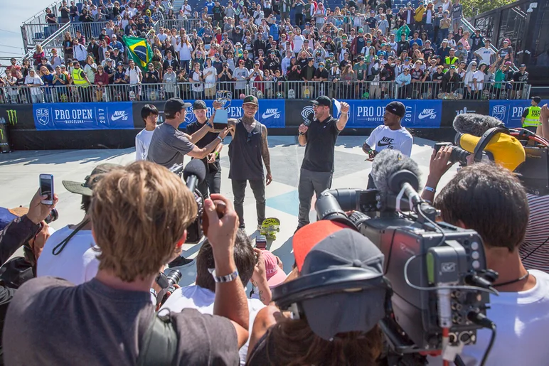 <!--17proopen-arcturo-->

Brian	Schaefer	giving	the	trophy	to	Nyjah	Huston,	who took first place.