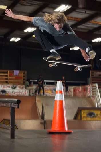 <!--dcssvid-->

Shelby : Frontside Flip

