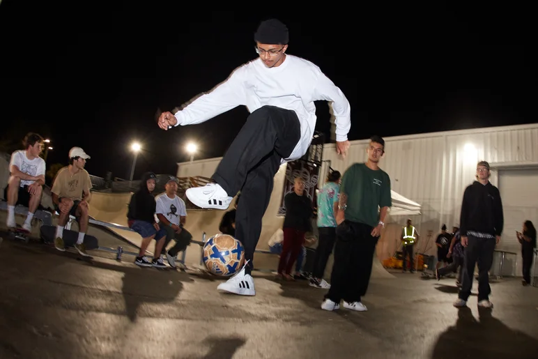 Guilherme can kickflip crook nollie flip and look good with a soccer ball, too!
<!--TampaAm21BigBabyScumbag-->