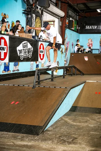 Taking things inside cuz we still have some bread to give away. Tiago (not that Tiago) with a Smith Grind.


<!--goskate24-->