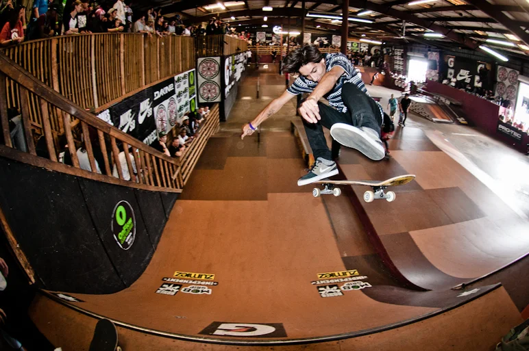 <!--ta14-sd-->

Oscar Meza boosts a kickflip to fakie.