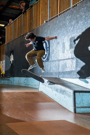 <!--gsd21-->
We start the first cash for tricks contest down the hubbas. It crowded on top off the quarterpipe but Marse drops in and gets this Fakie Flip Tailslide.
