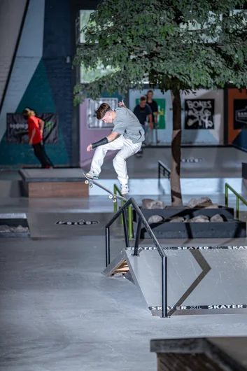 Joshua Fens boosted this kickflip to front blunt

<!--damnamnetherlandsday1-->