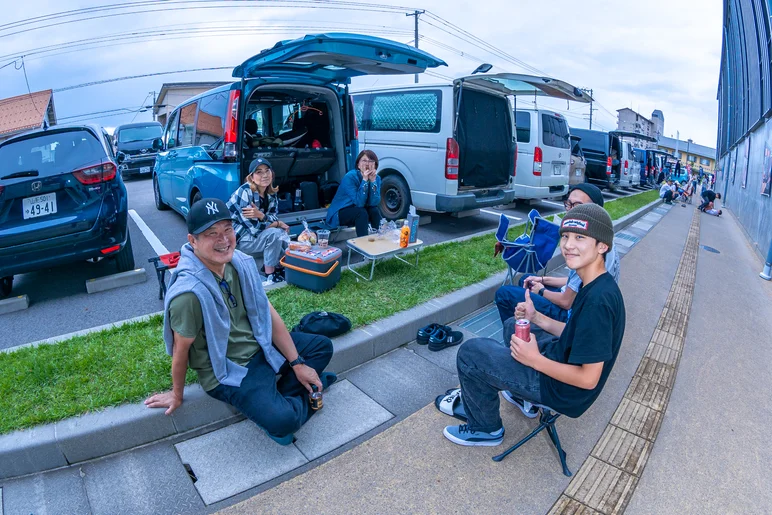 Dropping by the campers before heading inside for practice. What up Ginpei!


<!--damnamjapan2023practice-->