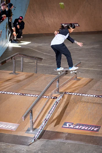 <!--pro20finals-->

Ana Rendon, Frontside Lip.