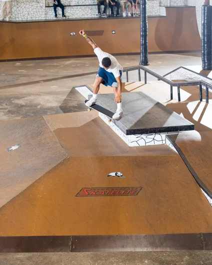 Tyson pinching his way across the ledge

<!--backtoschoolbash2022-->