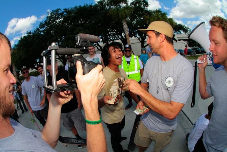 <!--gsd16-->

BS promised him $15 but if you don’t have change you get what you get. I guess $10 will do too. Glancy looking in like he wants some of that money.