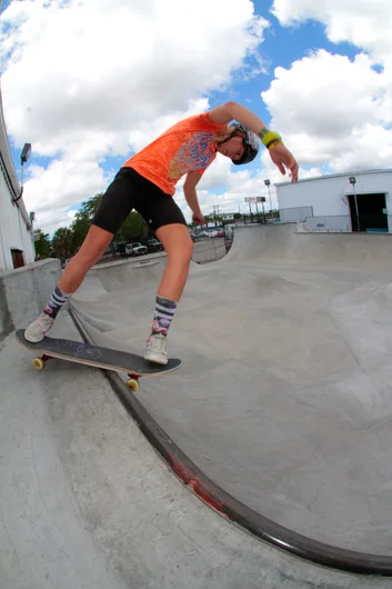 <!--sr16-->

Grace Marhoefer Nollie BS Disaster with ease. She makes this stuff look easy but it is not.