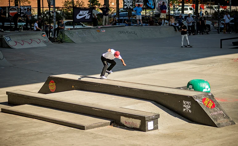 <!--danyc16finals-->
Dashawn Jordan once again glides thru a Backside 180 Nosegrind.
