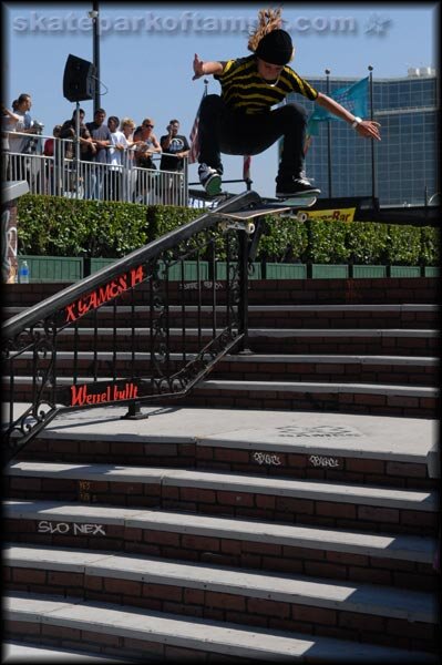 Leticia Bufoni - kickflip