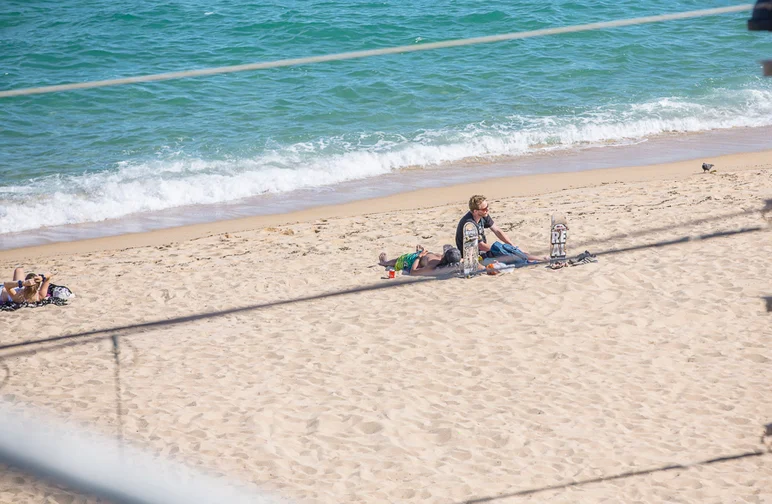 <!--17proopen-arcturo-->

Esteban	and	Adam	watching	SLS	Pro	Open	from	the	beach .