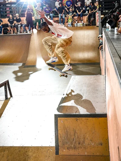 Ish backs himself up with a Heelflip Crook

<!--gasgiantsdemo-->