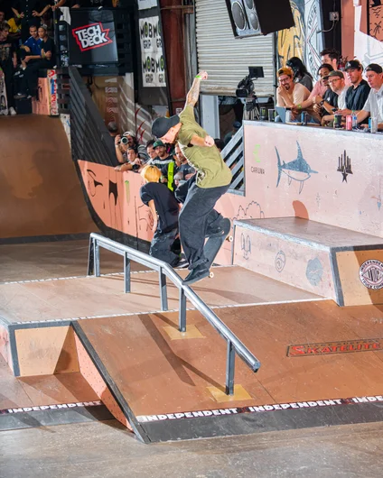 Back blunt to nose blunt from Giovanni Vianna

<!--tampapro23besttrick-->