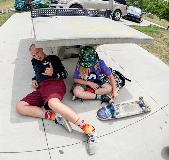 <!--dachi17finals-->

Escape the sun where and however you can.
