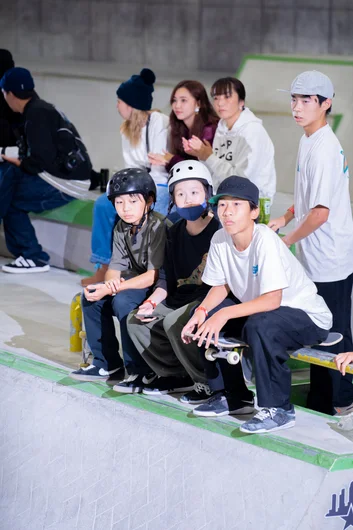 Ichika and friends watching the Qualifiers

<!--damnamjapan2022day2-->