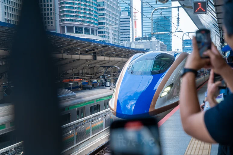 Alright, there's our train. Let's head out!

<!--damnamjapan2023practice-->