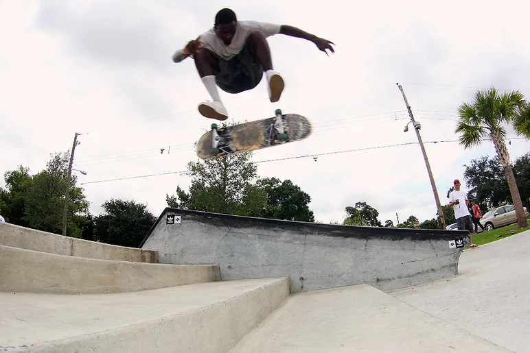 <!--gsd17-->

Aaron Davis sets off the Best Trick contest with a solid Heelflip.