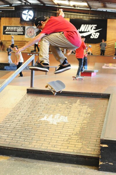 Tom Hodgson - Heelflip at Skatpeark of Tampa