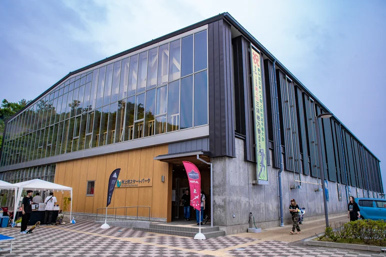 This is a look at the Murakami City Skatepark from the outside. Beautiful facility they have there!


<!--damnamjapan2023mensfinals-->