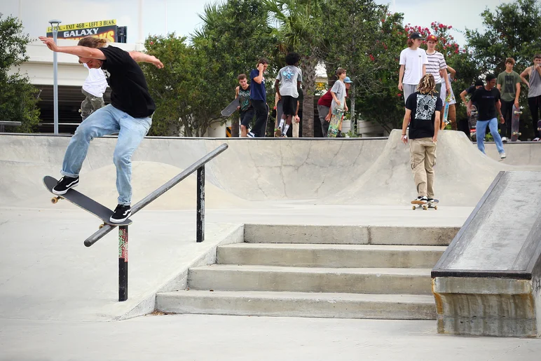 <!--gsd18-->

Kanaan Dern : Frontside Noseblunt
