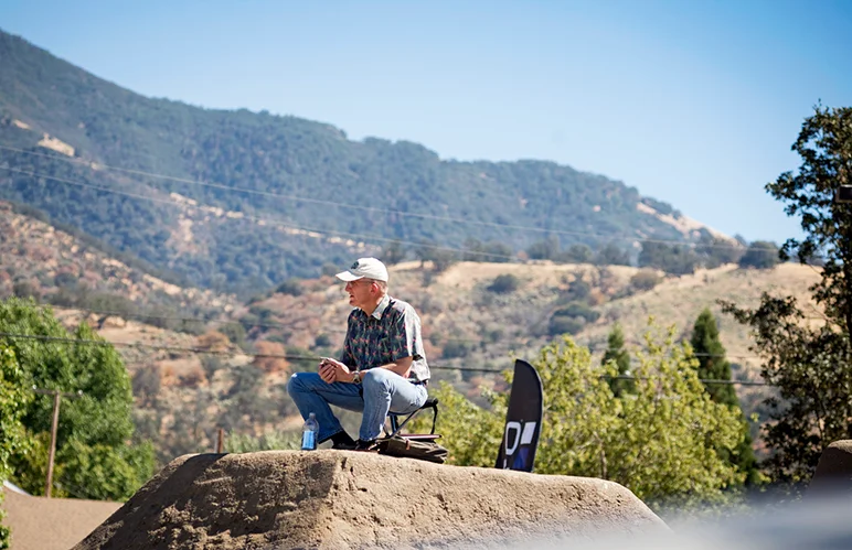 <!--daww16-finals-->

Man on a mound.