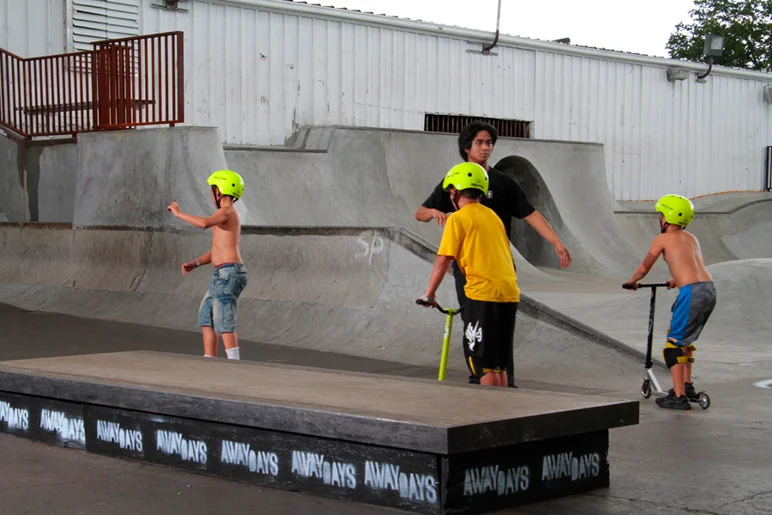 <!--awaydaysphotos-->
Outside, people started to warm up on the ledge but you had to watch out for the obstacles. Uncle Sam dodges looking for his way out.