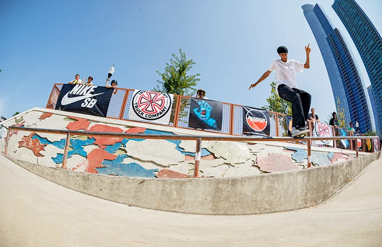 <!--dachi18-finals-->

Banners and Bars... Malique Simpson takes a Front Crook for a ride.
