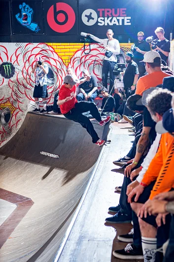 <!--pro18-finals-->

First pro contest, first pro finals, Midler takes it all in stride with a Fs Nosegrind around the corner.

