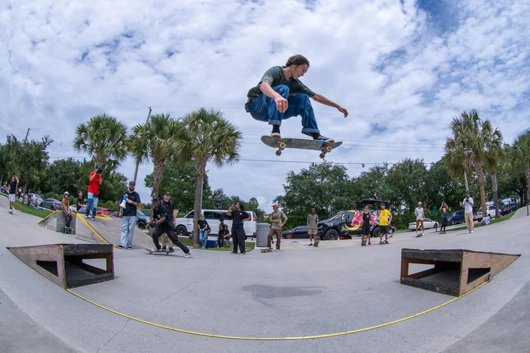 <!--gsd21-->
Here is the contest winning ollie at 16 feet! Mikey is the MVP of Bro Bowl.