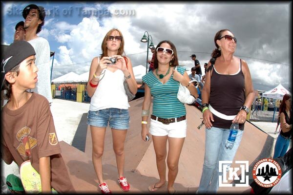 Puerto Rican lurker ladies in the crowd