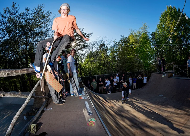 <!--daatl17-bt-->

Following the Best Trick, Austin Curry gets the Mini-Ramp jam cooking with a Footplant Fakie on the LinkinLogs.