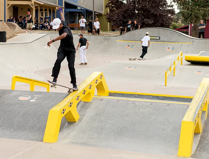 <!--daww17finals-->

Maurio McCoy takes a 180 Nosegrind there and brings it back.