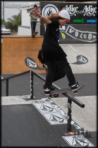 Leticia Bufoni – frontside boardslide