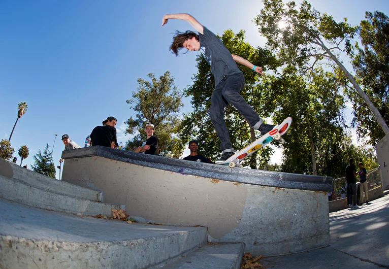 <!--dala15-->

Tyson Bowerbank takes a break from the spinnin’ and-a flippin' for a solid

B/S 180 Nosegrind down the Hubba.