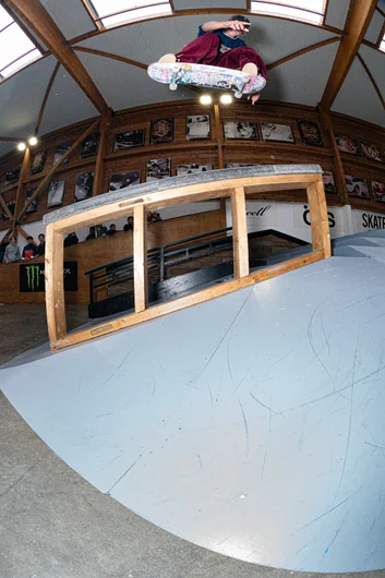 Ending the day with this switch ollie over the rail from Kilian. Good night!!

<!--farnhigh2024-1-->