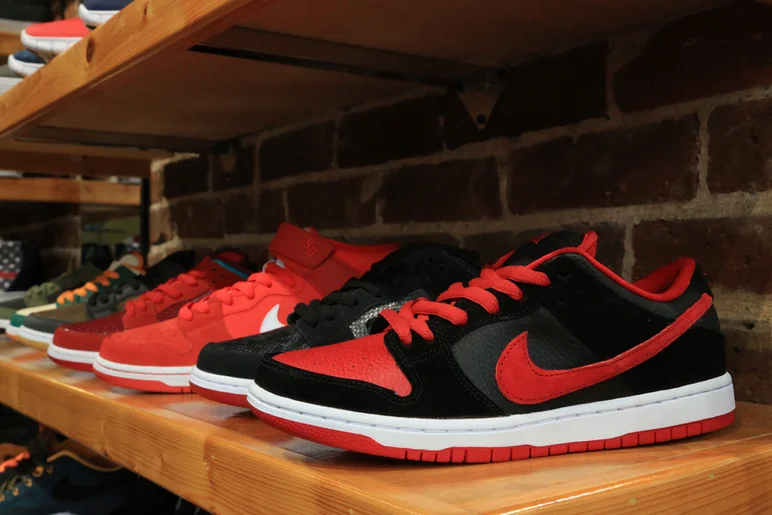 <!--sy14-->

You can’t go wrong with the classic red and black colorway.