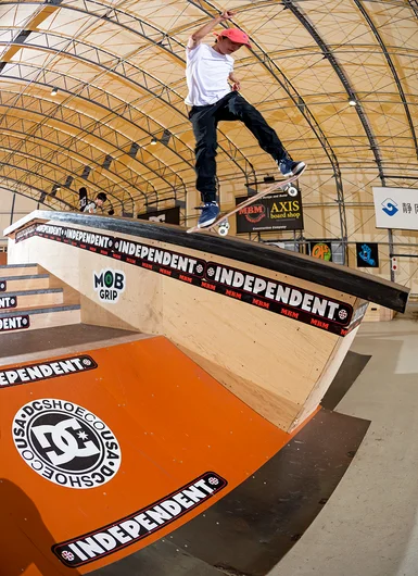 <!--dajapan18-day1-->

Highly advanced maneuvers on not so small obstacles. F/S 180 Switch Backside 5-O.