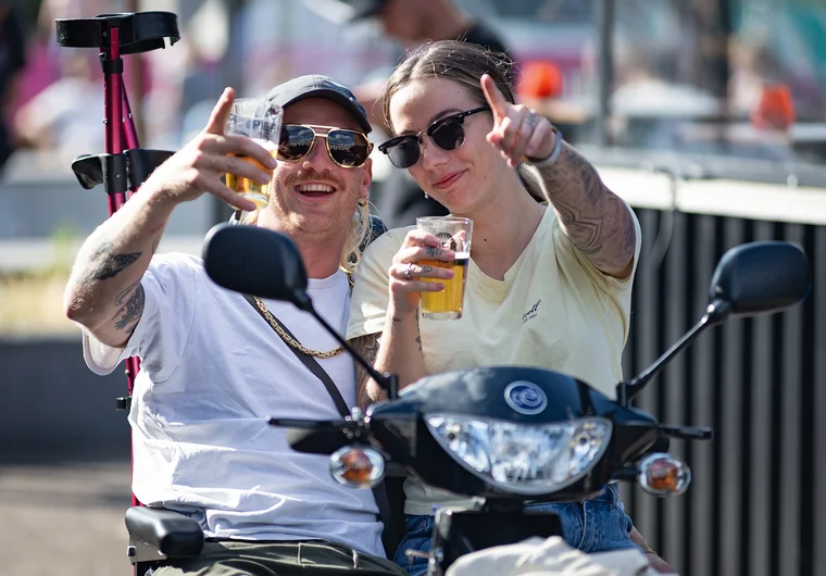 We #1!  Woody being the nice guy he is, lends a ride on his cart to his lady friend.

<!--damnambreda22finalsphotos-->