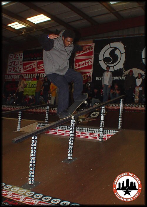 Raviv Moore - frontside nosegrind