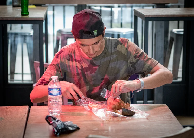 Mauro Iglesias gets in a little snack before his finals runs.

<!--damnambreda22finalsphotos-->