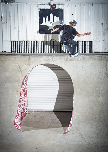Another one from Keegan, nosegrind over the doorway popping back in with ease
<!--TampaAm21ConcreteJam-->