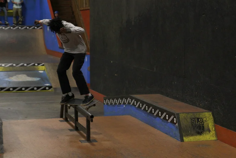 <!--ffombj-->

Kevin Timmons starts the Best Trick contest with a Feeble grind.