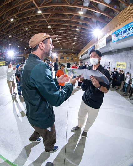 Zitzer presenting the gift of skateboarding to a local

<!--damnamjapan2022finals-->