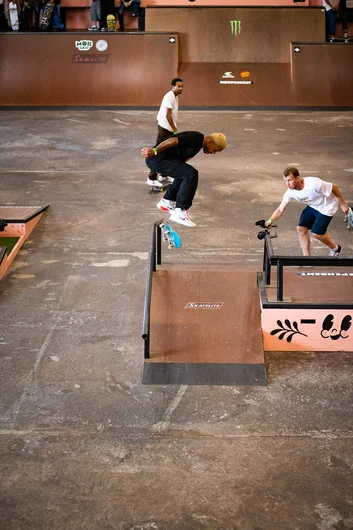 Manny announces Am and skates Pro, Nollie Flip Back 50.

<!--tampapro23day2-->