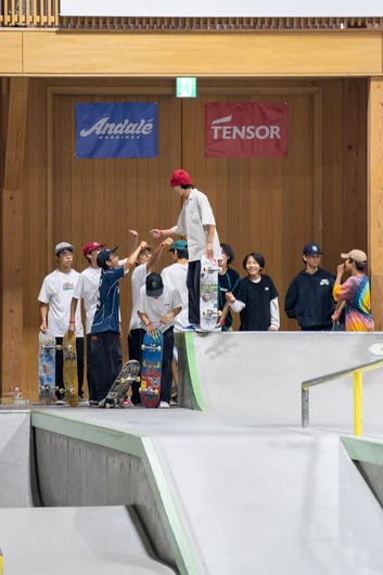 Junnosuke dappin' up the homies after a flawless Qualifiers run

<!--damnamjapan2022day2-->