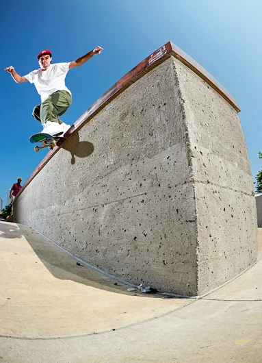 <!--dachi18bt-->

Chicago Area Loc Dawg, Nick Matthews Pops,Locks, and Rocks a Backside Smith Grind.
