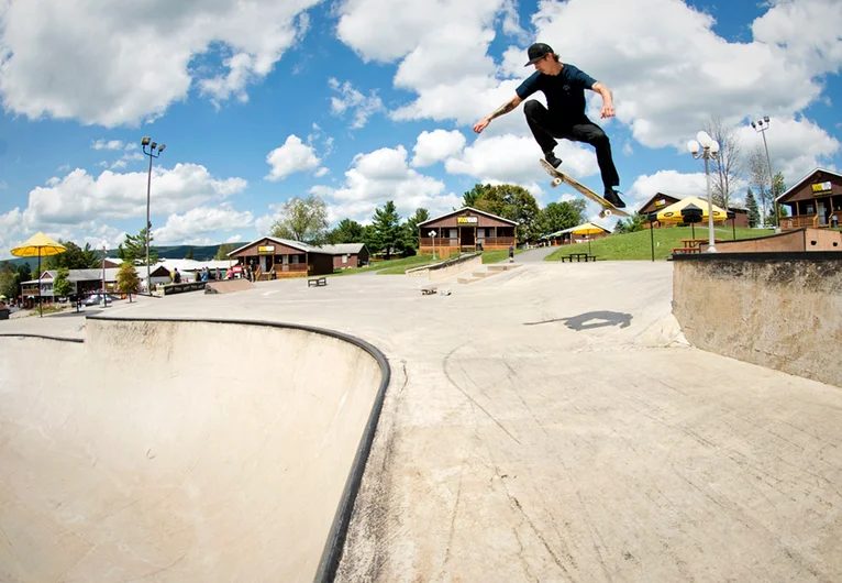 <!--wwpa-fri-->

After Qualifiers was finished David Gravette celebrated with a ridiculously gnarly Ollie into the bowl.