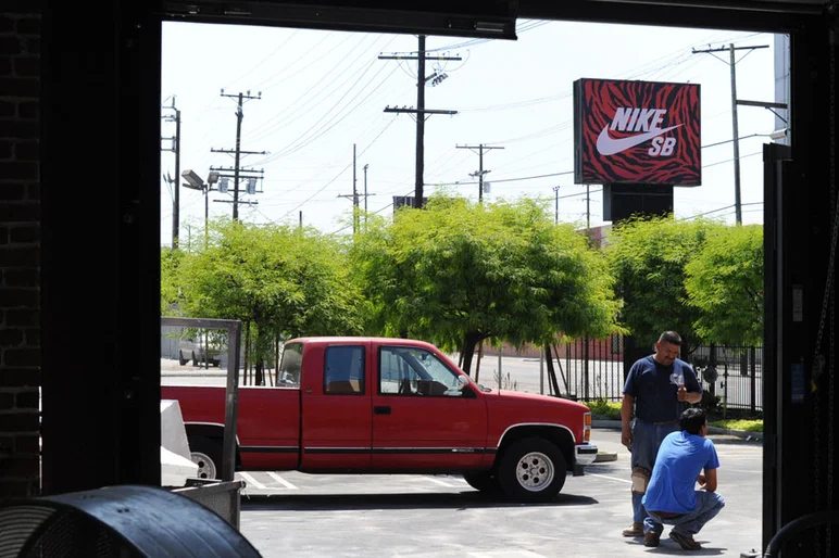 Not sure what's going on outside.<!-- Damn Am Los Angeles 2013: Arrival in LA and Construction -->