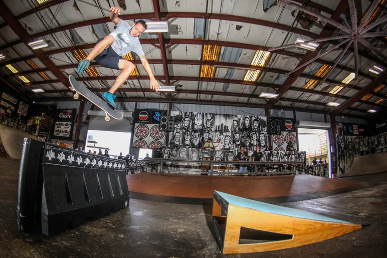 <!--gsd19photos-->

Alex Szlabonyi : Back 180 Heelflip