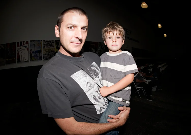 <!--cm151-->

Steve Stratton, a man with a long title at Volcom brings out his little man and shows em what its all about.